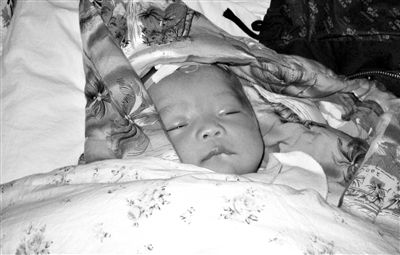 常德市第一人民医院重症病房，接种乙肝疫苗后出现不良反应的男婴。新华社发